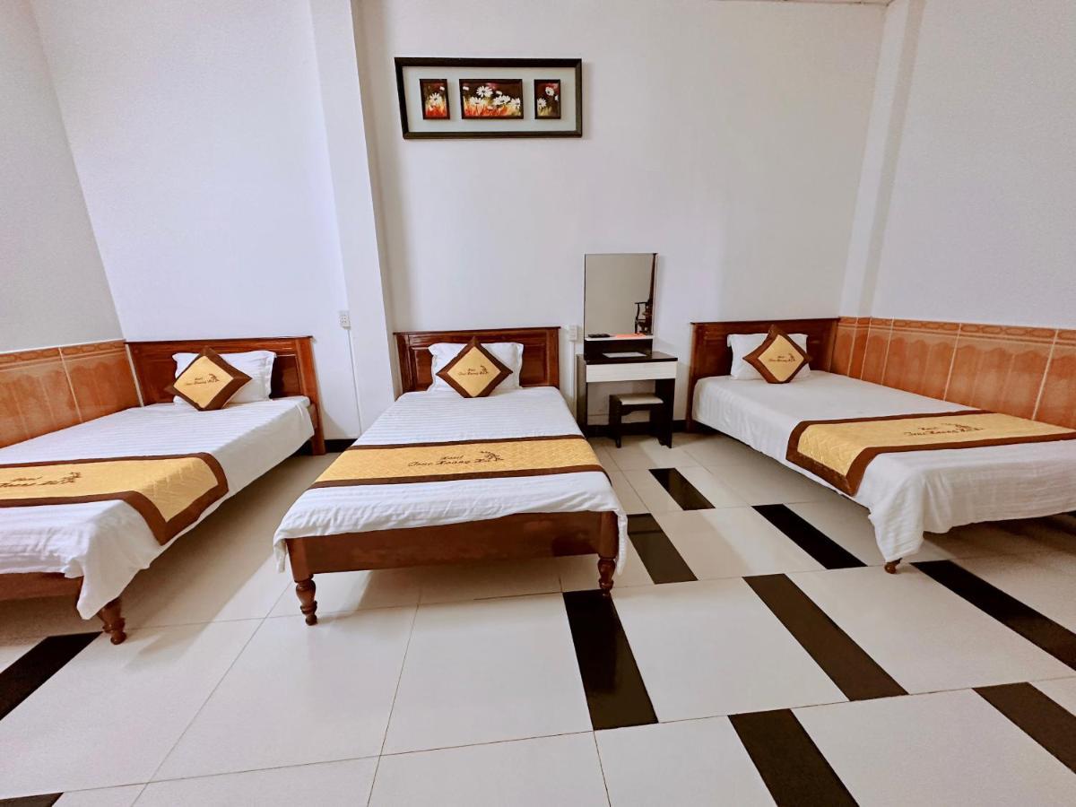 Truc Hoang Ha Hotel Kon Tum Exterior photo