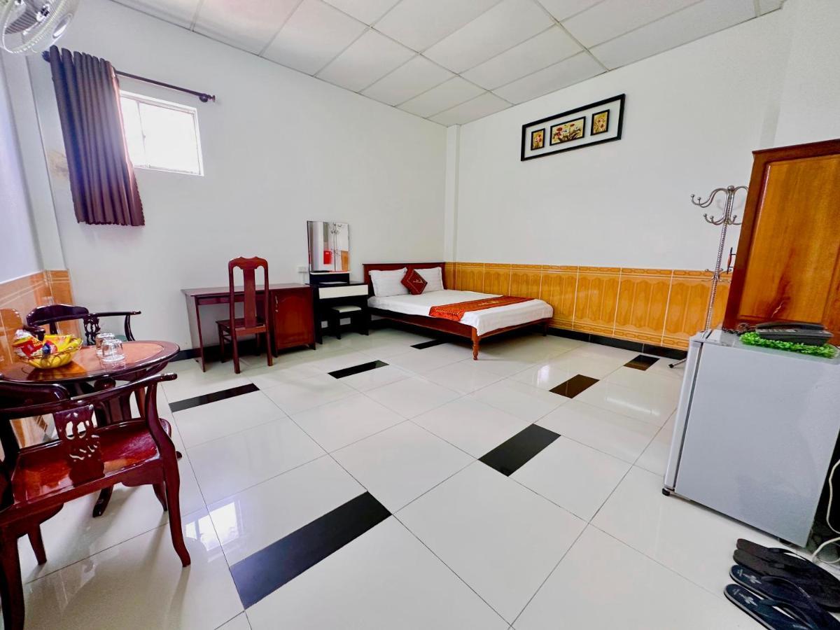 Truc Hoang Ha Hotel Kon Tum Exterior photo
