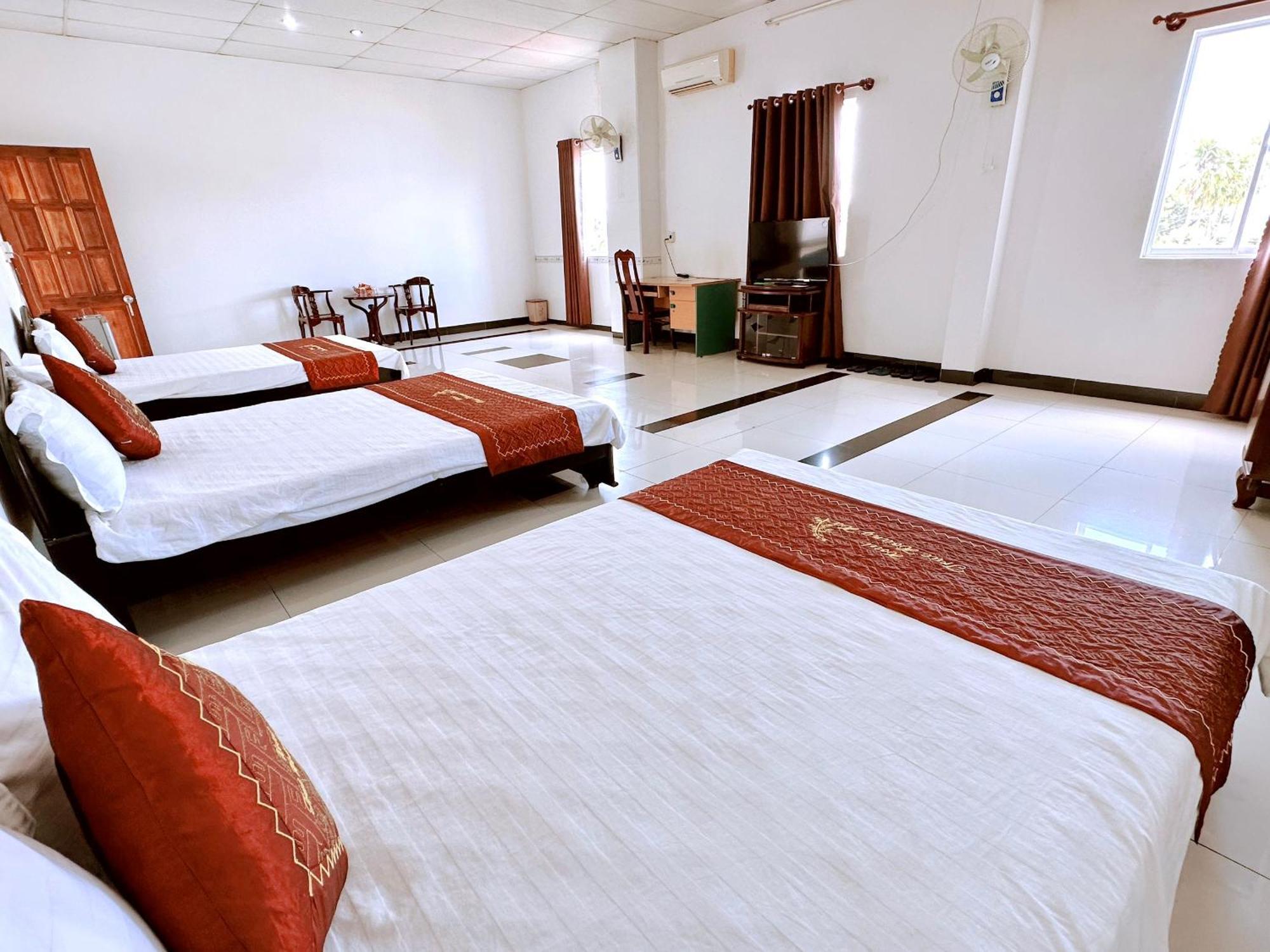 Truc Hoang Ha Hotel Kon Tum Exterior photo