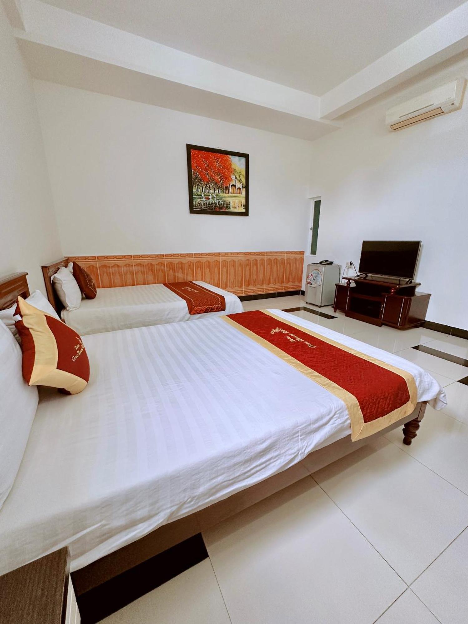 Truc Hoang Ha Hotel Kon Tum Exterior photo
