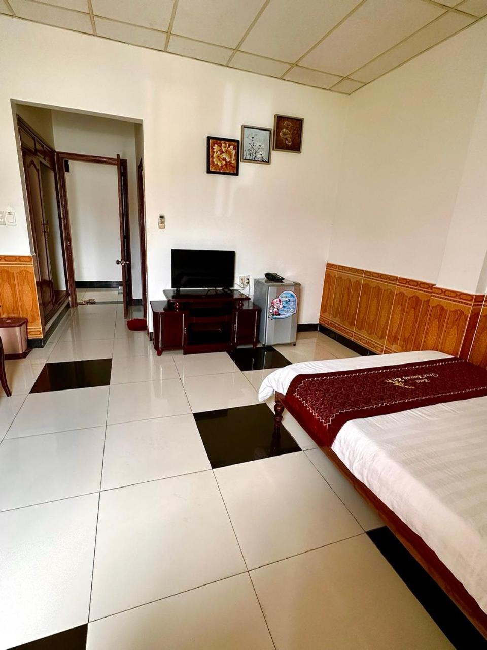 Truc Hoang Ha Hotel Kon Tum Exterior photo